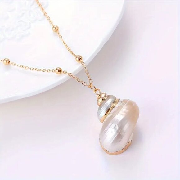 Beautiful Glossy white Shell Electroplated Golden Edge Pendant Fashion Necklace - Picture 1 of 2